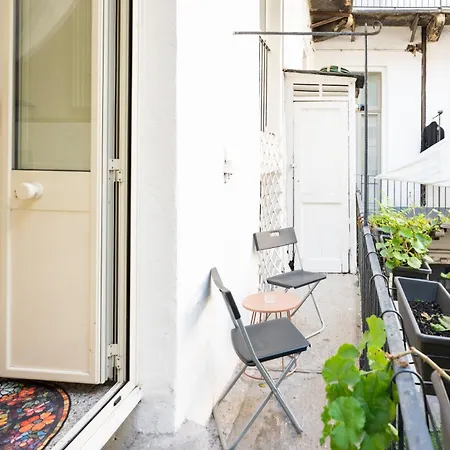 Piave | Modern Con Balcone In Corte Storica *