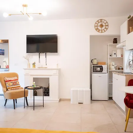 Piave | Modern Con Balcone In Corte Storica Turín