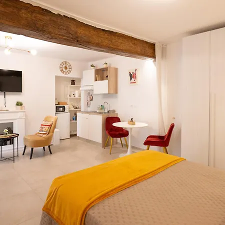 Piave | Modern Con Balcone In Corte Storica *