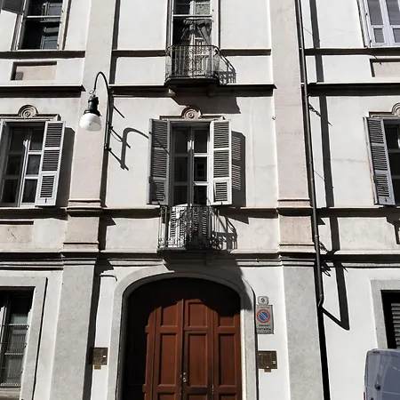 Piave | Modern Con Balcone In Corte Storica Turín